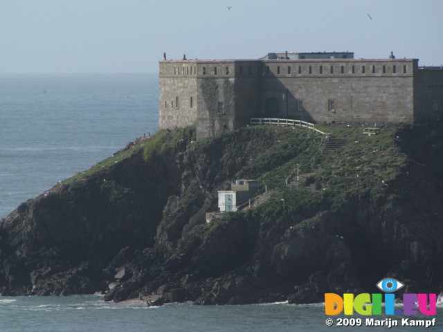 SX03116 Close up of fort on island in Milford Haven